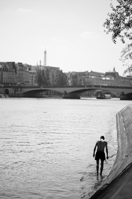 Les pieds  dans la seine